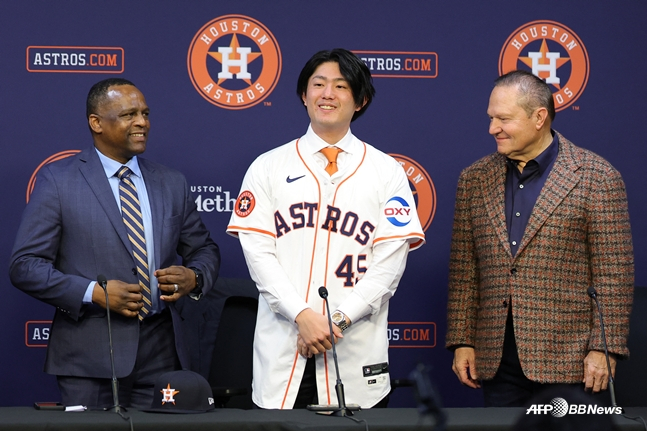 다나 브라운 휴스턴 단장(왼쪽부터)과 이마이, 이마이 에이전트인 스캇 보라스의 모습. /AFPBBNews=뉴스1