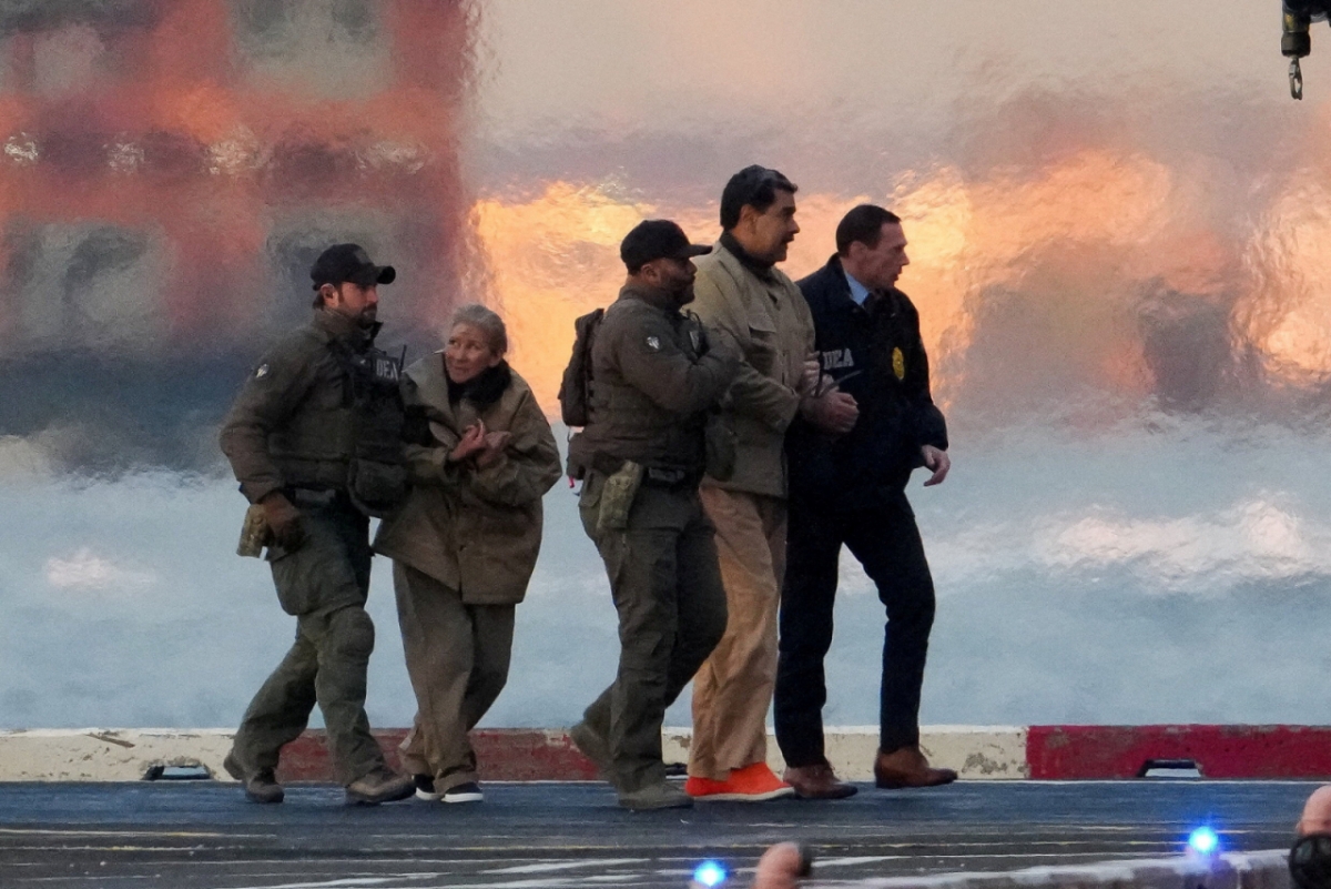 니콜라스 마두로 베네수엘라 대통령과 부인 실리아 플로레스가 5일(현지시간) 미국 뉴욕 맨해튼에 도착한 헬기에서 내려 마약단속국(DEA) 요원들에 의해 연방 법원으로 호송되고 있다./로이터=뉴스1 