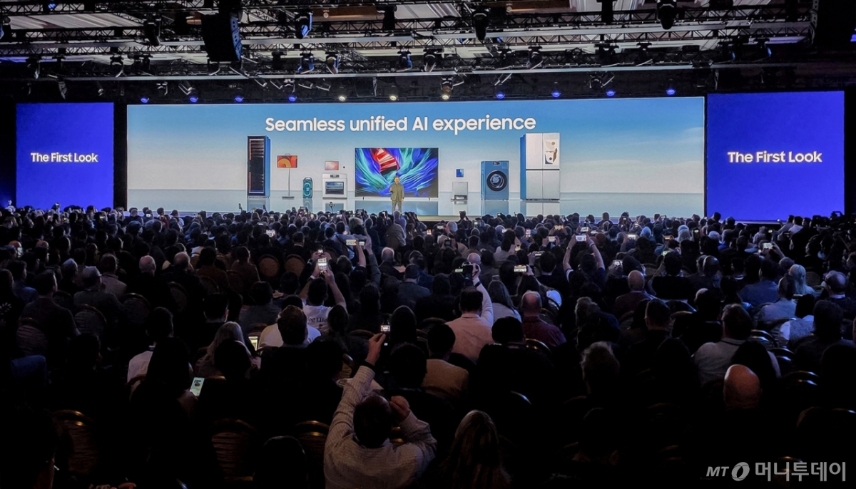 [서울=뉴시스] 노태문 삼성전자 대표이사 사장(DX부문장)이 4일(현지 시간) 미국 아스베이거스 윈 호텔에서 열린 CES 2026 '더 퍼스트룩' 프레스 컨퍼런스에서 연설을 하고 있다. (사진=삼성전자 제공) 2026.01.05. photo@newsis.com *재판매 및 DB 금지 /사진=