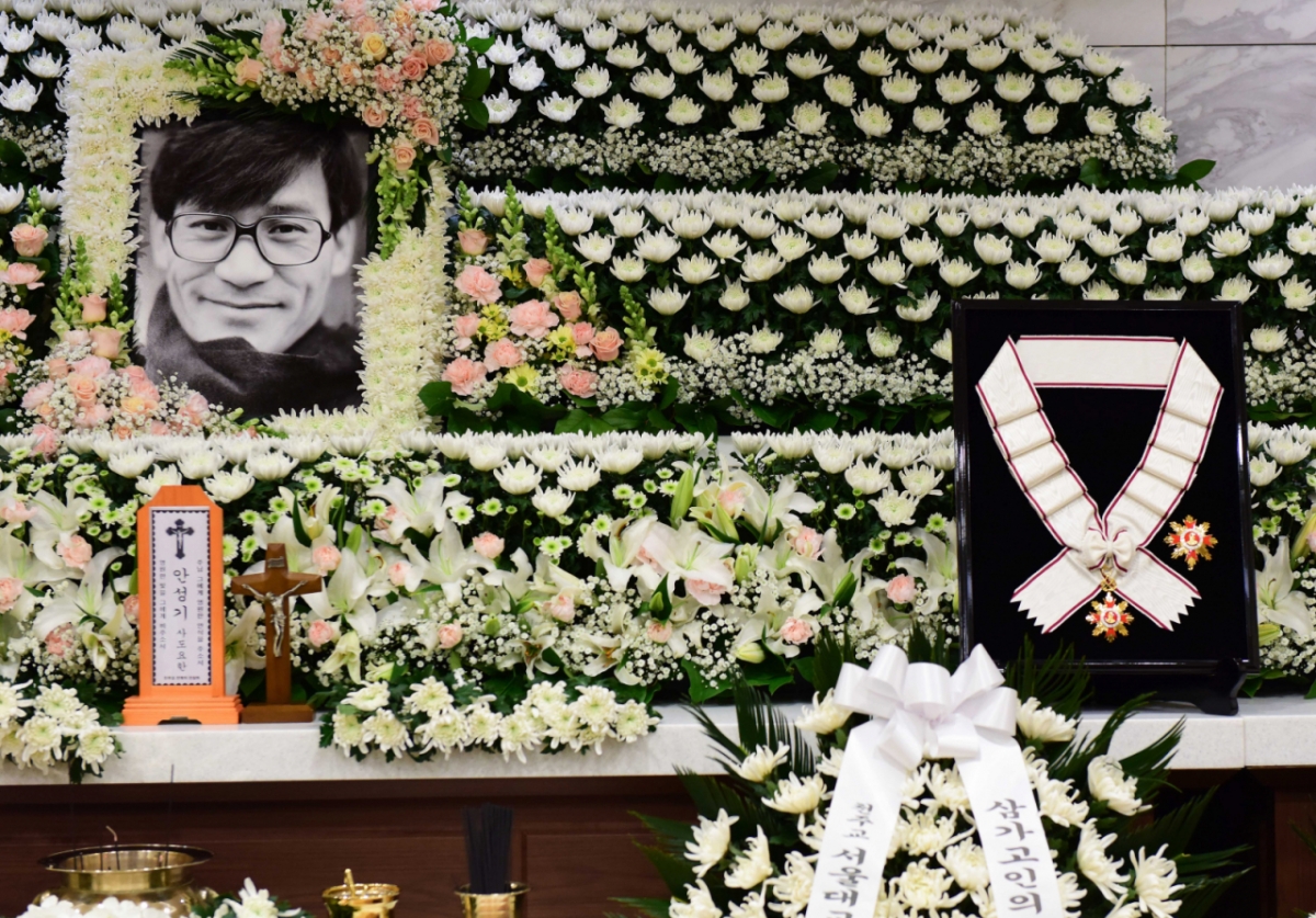 지난 5일 서울 서초구 서울성모병원 장례식장에 마련된 배우 안성기의 빈소에 금관문화훈장이 놓여 있다./사진=뉴시스