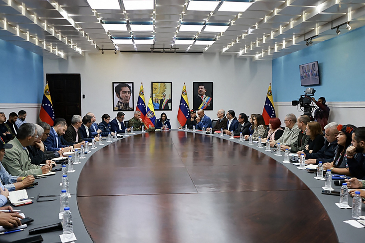 4일(현지시간) 베네수엘라 카라카스 부통령실에서 열린 각료회의에서 베네수엘라 델시 로드리게스 부통령(가운데)이 발언하는 모습. 미라플로레스 궁전 언론실이 배포한 사진이다. 2026.01.04. /AFPBBNews=뉴스1