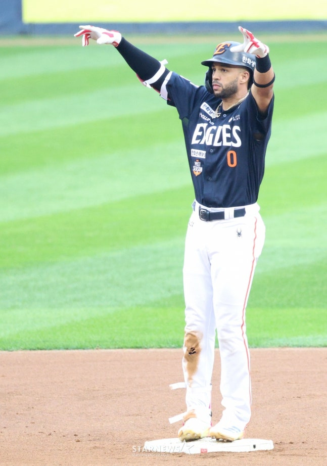 한화 리베라토가 2025년 한국시리즈 1차전서 2루타를 친 뒤 세리머니를 하고 있다. /사진=김진경 대기자