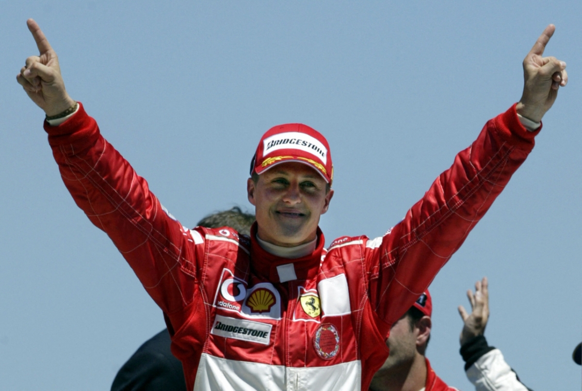 미하엘 슈마허가 2004년 6월 20일 미국 인디애나폴리스 모터 스피드웨이에서 열린 미국 그랑프리에서 우승한 후 기뻐하고 있다. 슈마허는 이번 시즌 9경기 중 8경기에서 우승을 차지했다./AFPBBNews=뉴스1