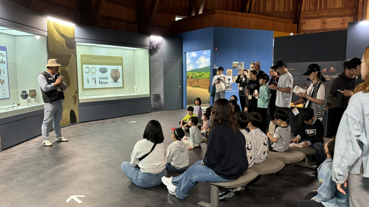 ▲선사유적지 투어 현장/사진제공=제주특별지치도