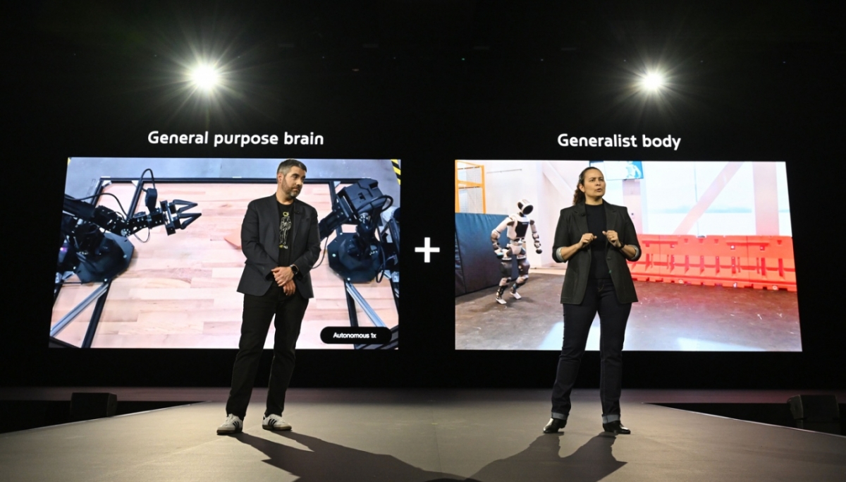 (왼쪽부터) 보스턴다이나믹스 알베르토 로드리게즈 아틀라스 행동 정책 담당, 구글 딥마인드 캐롤리나 파라다 로보틱스 총괄이 발표하는 모습. /사진제공=현대자동차그룹