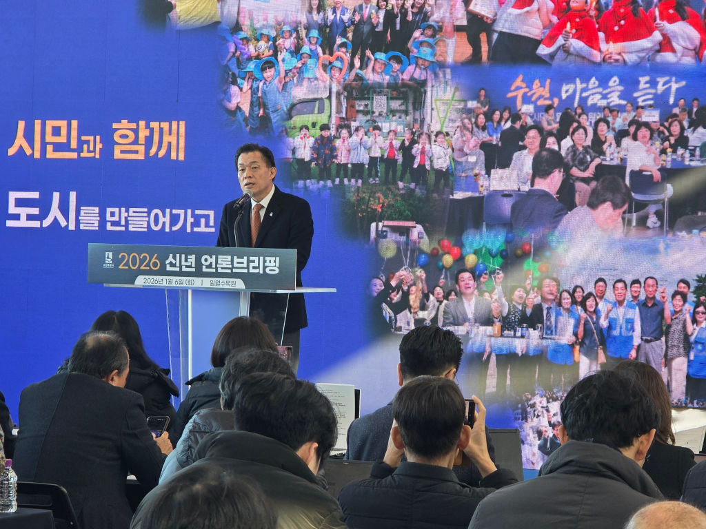 이재준 수원시장이 그동안 시민과 함께 만들어 온 정책을 설명하고 있다./사진=이민호기자