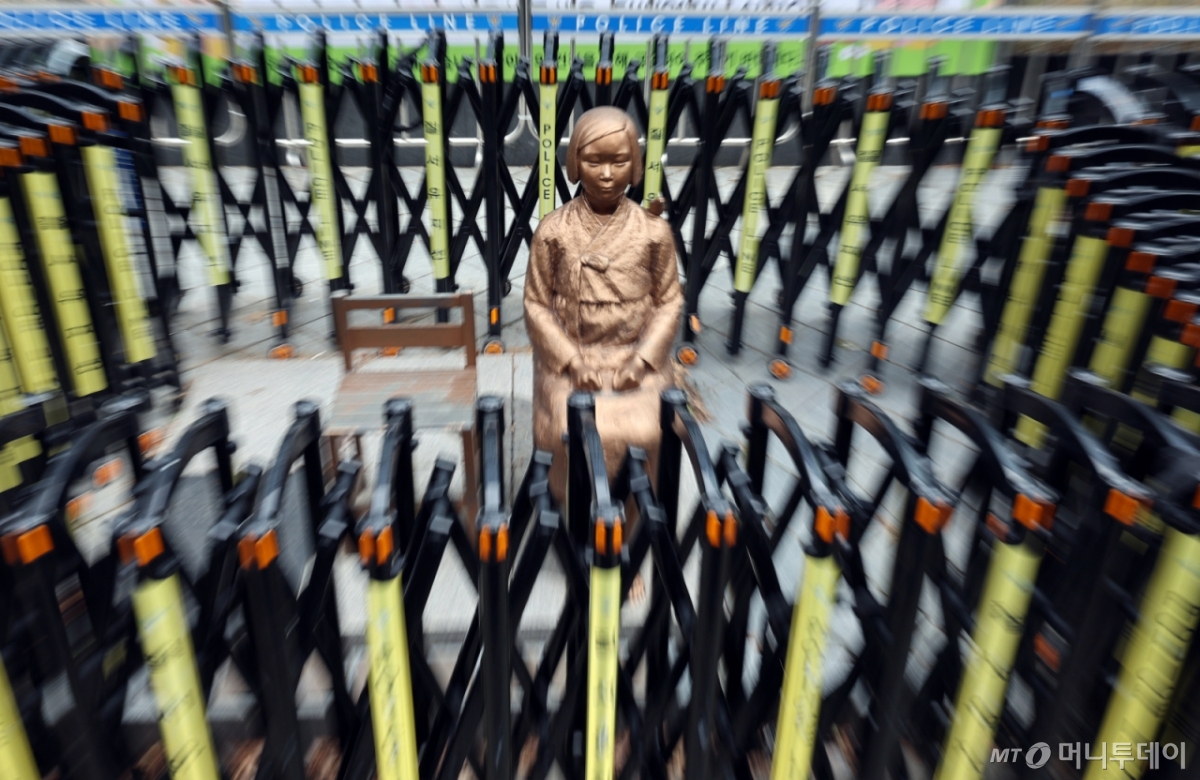 (서울=뉴스1) 황기선 기자 = 한일 위안부 합의 10년을 맞은 28일 서울 종로구 옛 일본대사관 앞에 설치된 '평화의 소녀상'에 안전 펜스가 둘러싸여져 있다.   최근 한일 정상 간 셔틀외교 가 전면 복원되고 경제·안보 협력 기조도 이어지며 양국 관계는 비교적 안정적인 관리 국면에 들어섰다는 평가를 받는다. 다만 위안부 문제를 비롯한 과거사 현안은 여전히 매듭짓지 못한 채 남아 있어, 한일관계의 구조적 과제로 남아 있다는 지적이 제기되고 있다.  2025.12.28/뉴스1  Copyright © 뉴스1. All rights reserved. 무단 전재 및 재배포,  AI학습 이용 금지. /사진=(서울=뉴스1) 황기선 기자