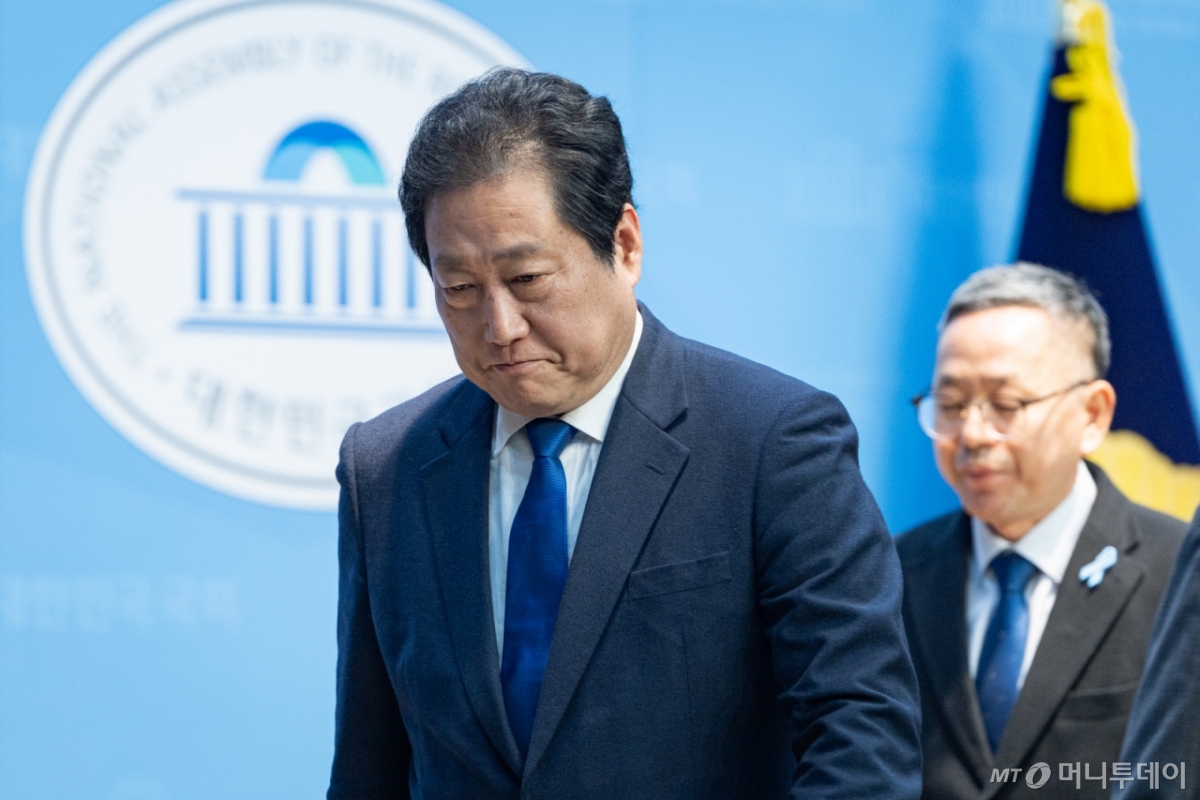 (서울=뉴스1) 유승관 기자 = 유동철 더불어민주당 최고위원 후보가 6일 서울 여의도 국회 소통관에서 최고위원 후보 사퇴 기자회견을 마친 후 회견장을 나서고 있다. 2026.1.6/뉴스1  Copyright © 뉴스1. All rights reserved. 무단 전재 및 재배포,  AI학습 이용 금지. /사진=(서울=뉴스1) 유승관 기자