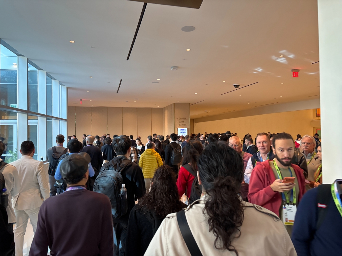 5일 라스베이거스 퐁텐블루호텔에서 열린 젠슨 황 엔비디아 CES 특별연설을 듣기 위해 모인 사람들/사진=남미래 기자