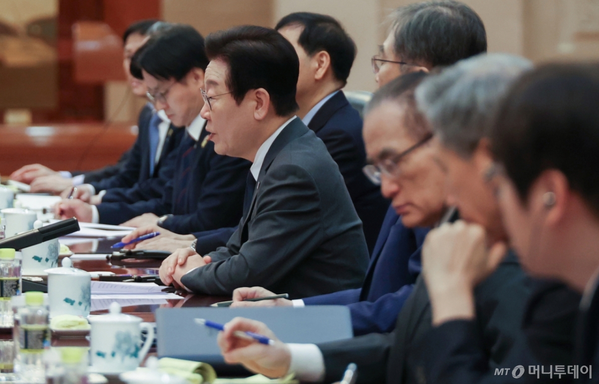 [베이징=뉴시스] 최동준 기자 = 중국을 국빈 방문 중인 이재명 대통령이 6일(현지 시간) 베이징 인민대회당에서 자오러지 전국인민대표대회 상무위원장과 면담하고 있다. 2026.01.06. photocdj@newsis.com /사진=