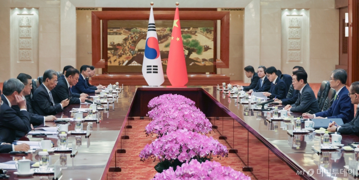 (베이징(중국)=뉴스1) 허경 기자 = 중국을 국빈방문 중인 이재명 대통령이 6일 베이징 인민대회당에서 자오러지 전국인민대표대회 상무위원장과 면담하며 발언하고 있다. 2026.1.6/뉴스1  Copyright © 뉴스1. All rights reserved. 무단 전재 및 재배포,  AI학습 이용 금지. /사진=(베이징(중국)=뉴스1) 허경 기자