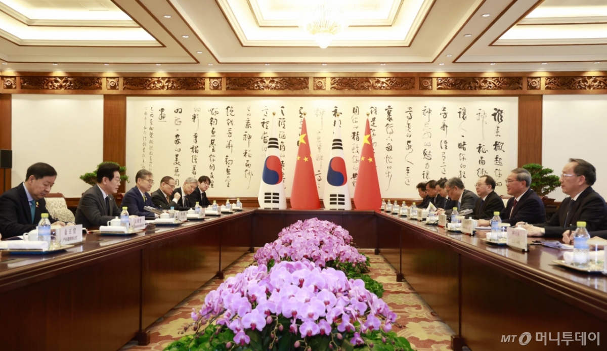 [베이징=뉴시스] 최동준 기자 = 중국을 국빈 방문 중인 이재명 대통령이 6일(현지 시간) 베이징 조어대에서 리창 국무원 총리를 접견하고 있다. 2026.01.06. photocdj@newsis.com /사진=최동준