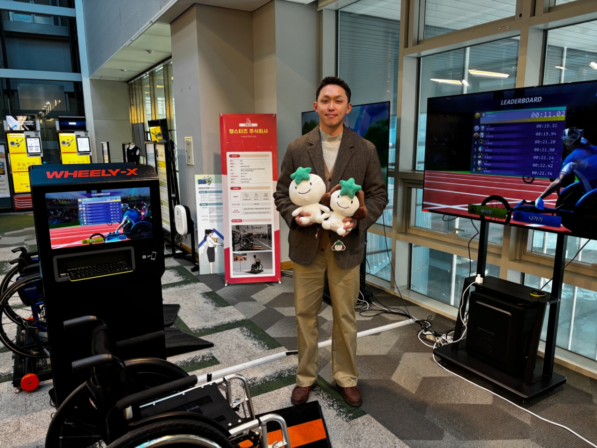 김강 캥스터즈 대표가 판교 본사에서 휠리엑스를 배경으로 하나은행 브랜드 캐릭터 별송이·별돌이 인형을 들고 포즈를 취하고 있다. /사진=박소연 기자