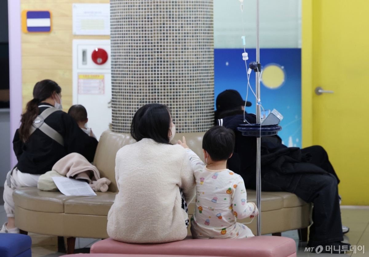 경기 오산시 원동 서울어린이병원을 찾은 환자들이 진료를 기다리고 있다. /사진=(오산=뉴스1) 김영운 기자