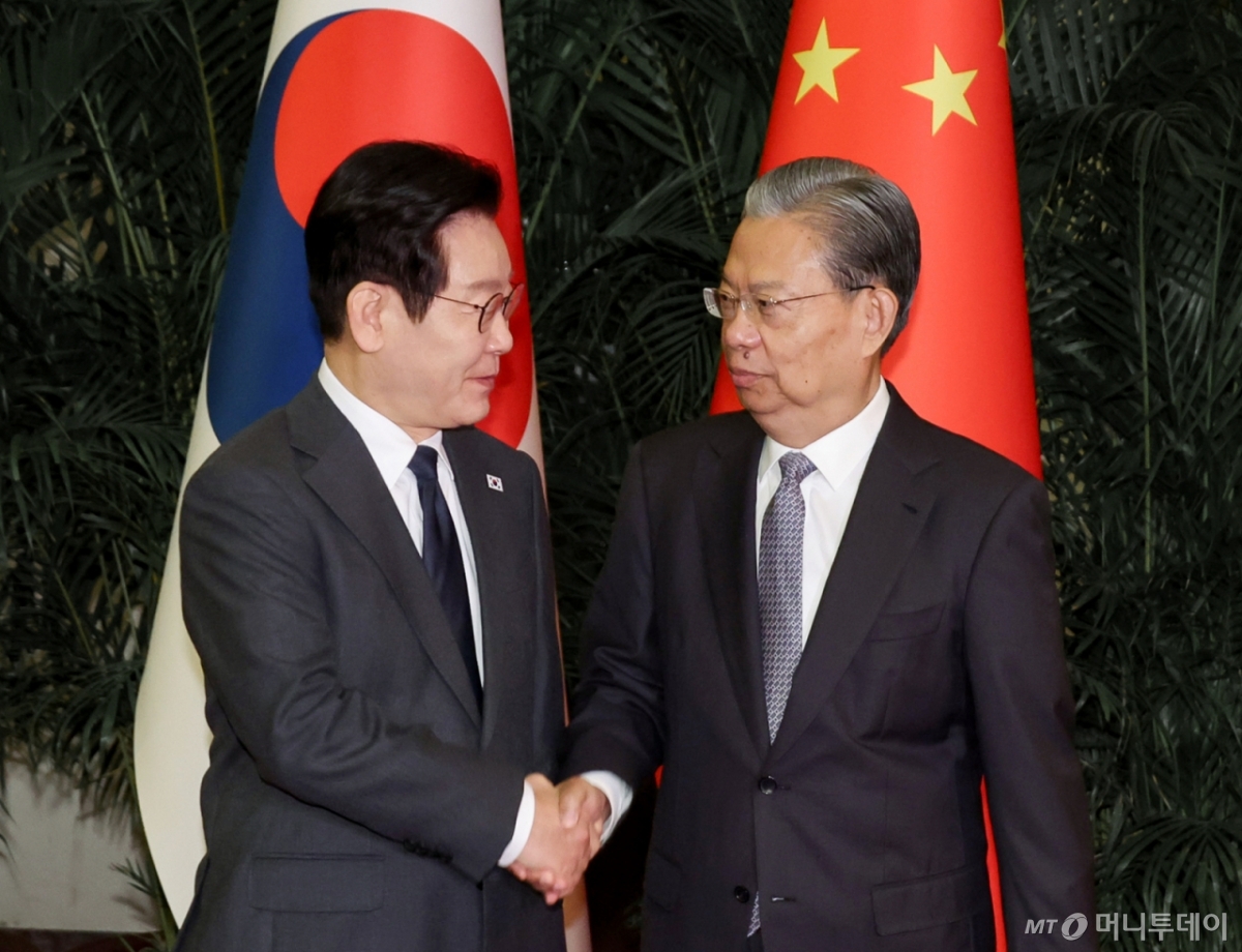 (베이징(중국)=뉴스1) 허경 기자 = 중국을 국빈방문 중인 이재명 대통령이 6일 베이징 인민대회당에서 자오러지 전국인민대표대회 상무위원장과 악수하고 있다. 2026.1.6/뉴스1  Copyright © 뉴스1. All rights reserved. 무단 전재 및 재배포,  AI학습 이용 금지. /사진=(베이징(중국)=뉴스1) 허경 기자