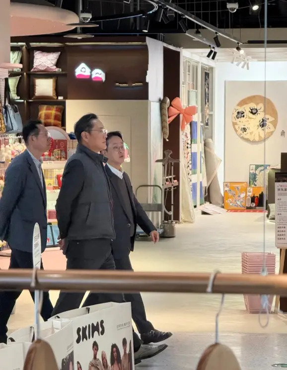 중국 쇼핑몰을 둘러보는 이재용 삼성전자 회장 /바이두 갈무리