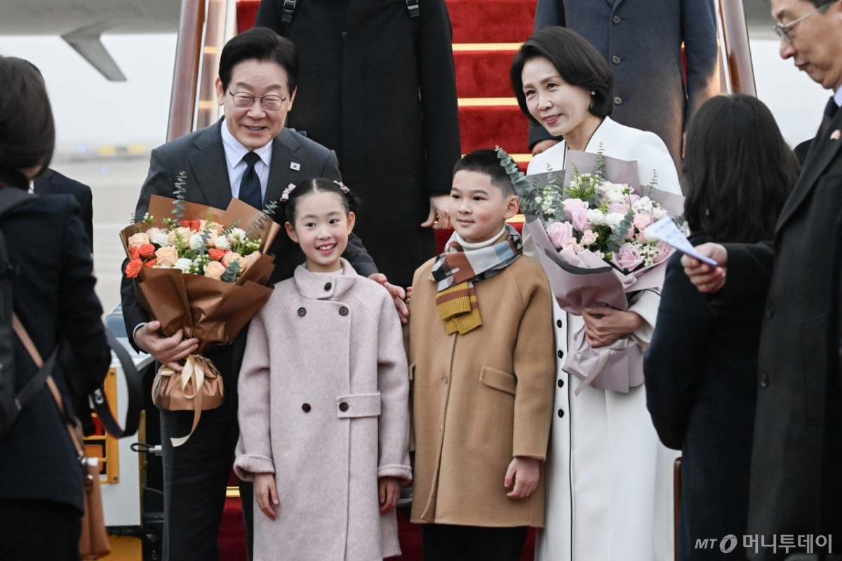 [상하이=뉴시스] 최동준 기자 = 중국을 국빈 방문 중인 이재명 대통령과 김혜경 여사가 6일(현지 시간) 상하이 푸동 국제공항에 도착해 화동과 기념촬영을 하고 있다. 2026.01.06. photocdj@newsis.com /사진=