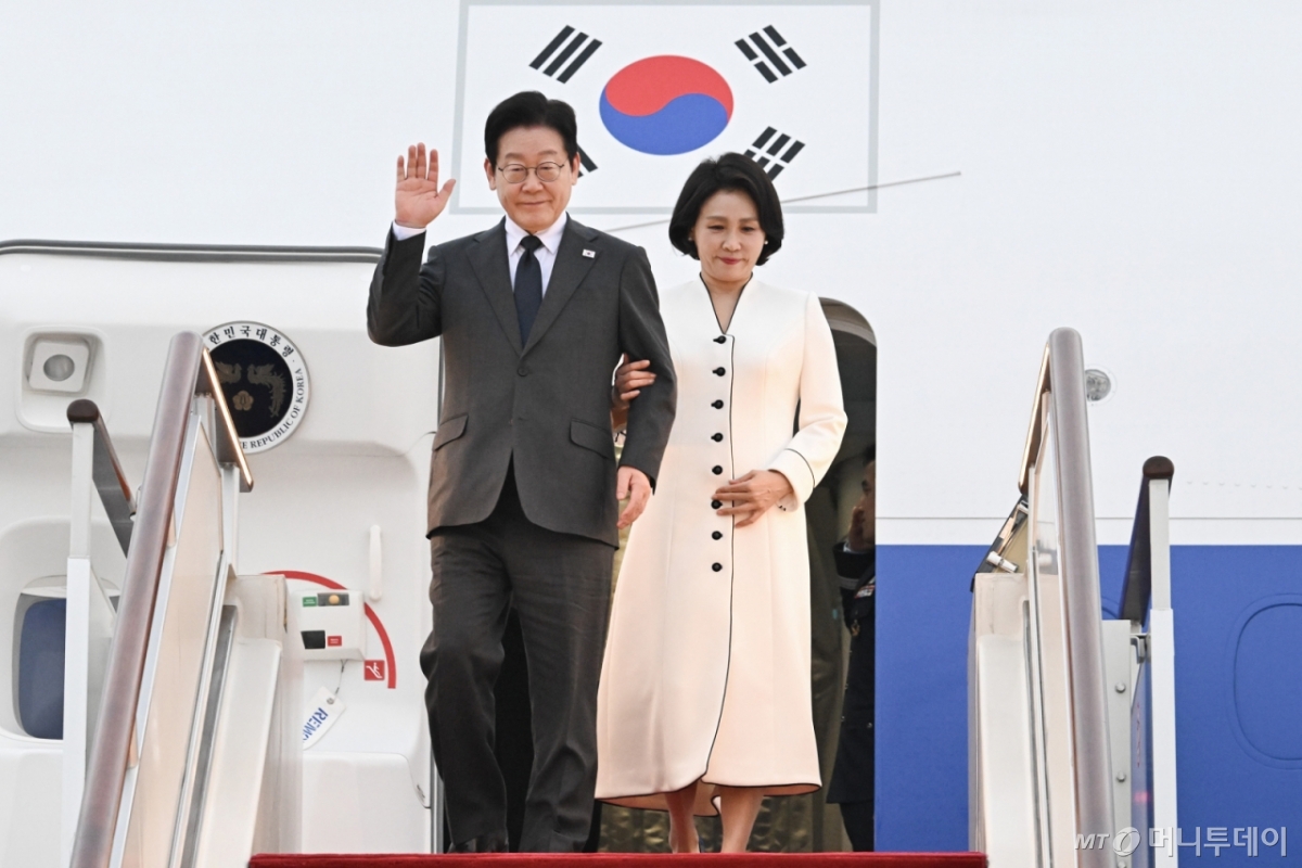 [상하이=뉴시스] 최동준 기자 = 중국을 국빈 방문 중인 이재명 대통령과 김혜경 여사가 6일(현지 시간) 상하이 푸동 국제공항에 도착해 인사하고 있다. 2026.01.06. photocdj@newsis.com /사진=