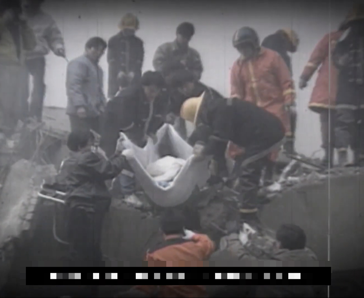 폭발로 무너져 내린 우암상가아파트 잔해 더미에서 구조하는 모습. /사진=MBC 유튜브 채널 '모지' 갈무리 