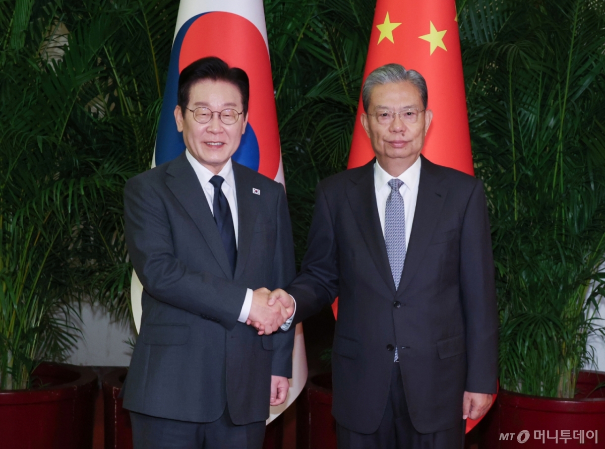 (베이징(중국)=뉴스1) 허경 기자 = 중국을 국빈방문 중인 이재명 대통령이 6일 베이징 인민대회당에서 자오러지 전국인민대표대회 상무위원장과 악수하고 있다. 2026.1.6/뉴스1  Copyright © 뉴스1. All rights reserved. 무단 전재 및 재배포,  AI학습 이용 금지. /사진=(베이징(중국)=뉴스1) 허경 기자