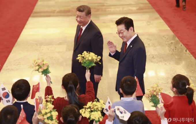이재명 대통령과 시진핑 중국 국가주석이 5일 베이징 인민대회당에서 열린 공식 환영식에 퇴장하며 인사하고 있다. / 사진=뉴스1