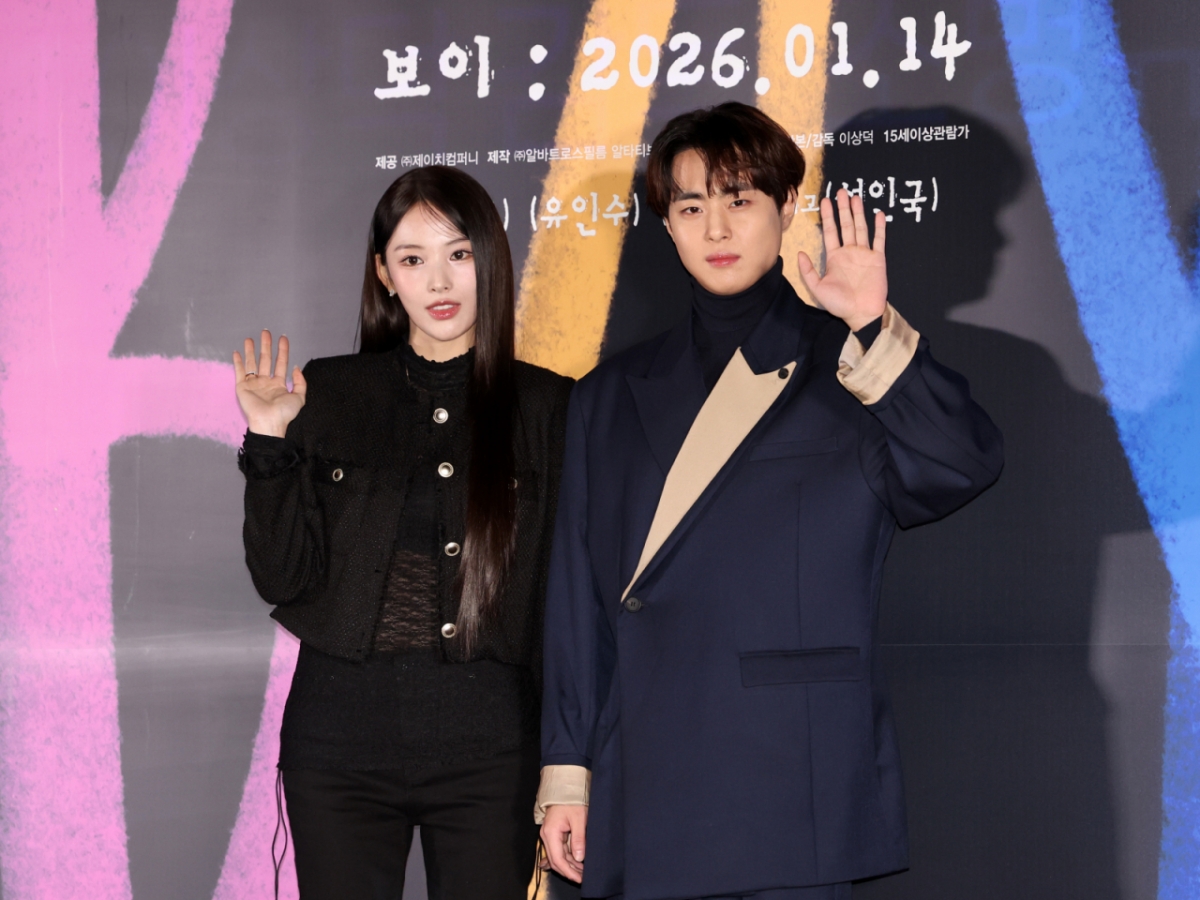 배우 지니(왼쪽)와 조병규가 6일 오후 서울 용산구 CGV 용산아이파크몰에서 열린 영화 보이 언론배급시사회에서 포토타임을 하고 있다. 2026.01.06. /사진=뉴시스