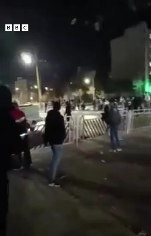 이란 수도 테헤란에서 시위대가 거리로 나와 정부에 반대하는 구호를 외치는 장면/사진=BBC 인스타그램 캡