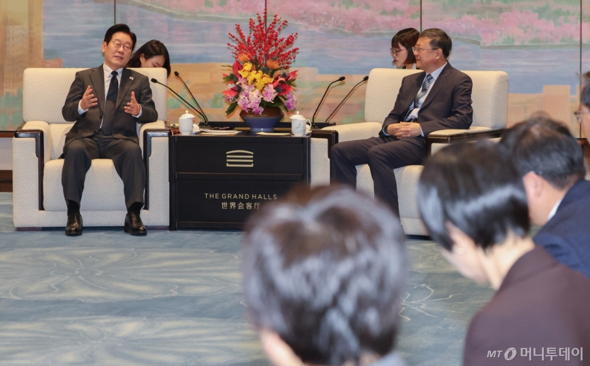 (상하이(중국)=뉴스1) 허경 기자 = 중국을 국빈방문 중인 이재명 대통령과 천지닝 상하이시 당 서기가 6일 상하이 세계회객청에서 열린 만찬 전 사전환담을 하고 있다. 2026.1.6/뉴스1  Copyright © 뉴스1. All rights reserved. 무단 전재 및 재배포,  AI학습 이용 금지. /사진=(상하이(중국)=뉴스1) 허경 기자