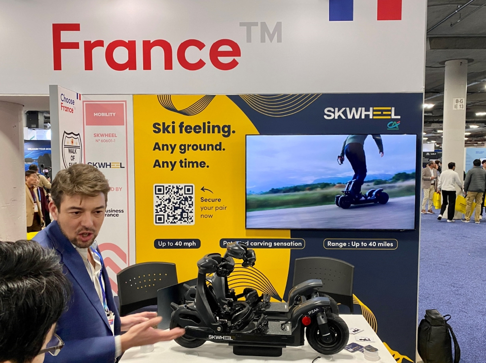 6일 CES 2026 유레카파크에 프랑스의 개인모빌리티 기업이 방문객을 만나고 있다./사진=김성휘