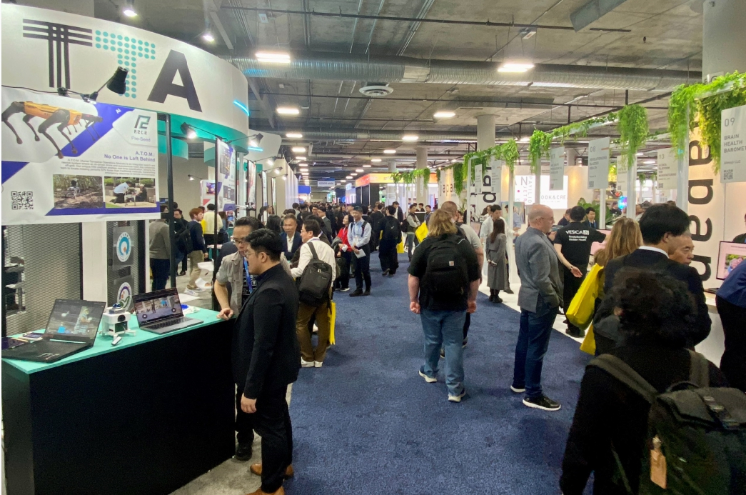 6일 CES 2026 유레카파크에 대만관(왼쪽), 일본관(오른쪽)이 운영되고 있다./사진=김성휘