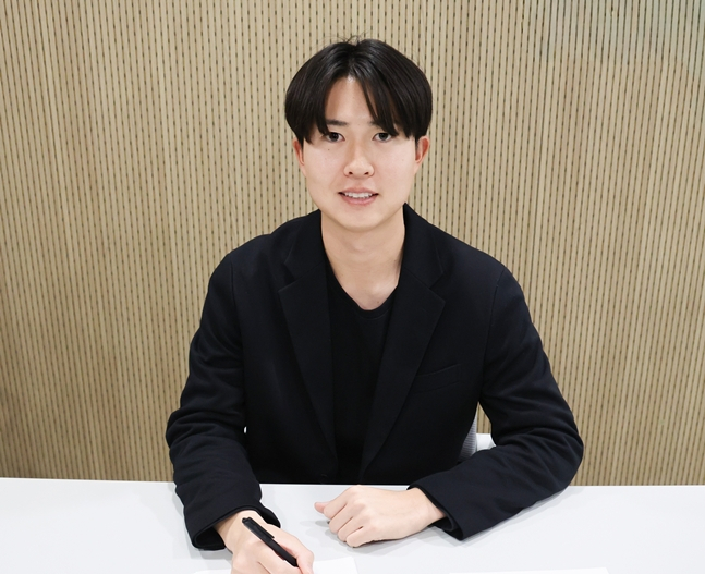 계약서에 서명하고 있는 쿄야마 마사야. /사진=롯데 자이언츠