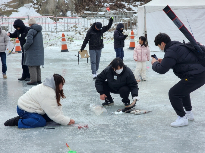 ▲관광객들이 얼음낚시를 즐기고 있다./사진제공=홍천문화재단