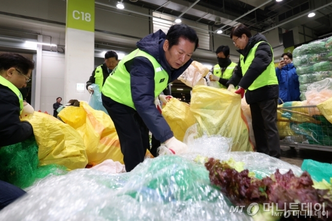 정청래 더불어민주당 대표가 7일 오전 서울 송파구 가락동 농수산물 종합도매시장 채소2동에서 반입 통로 청소를 하고 있다. /사진=뉴시스