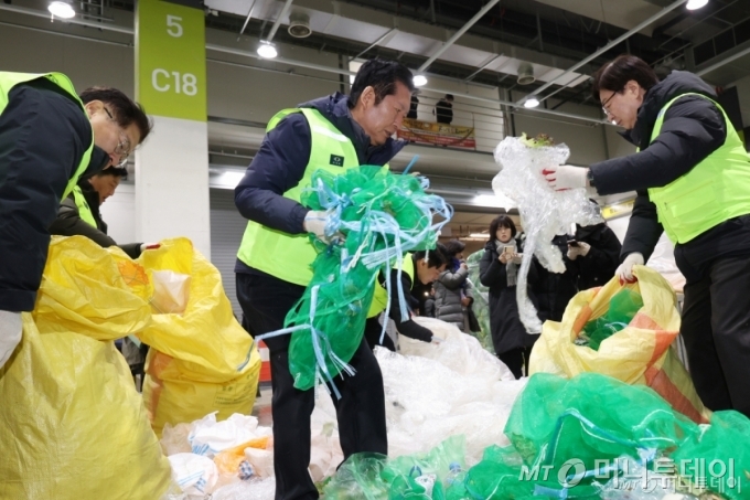 정청래 더불어민주당 대표가 7일 오전 서울 송파구 가락동 농수산물 종합도매시장 채소2동에서 반입 통로 청소를 하고 있다. /사진=뉴시스