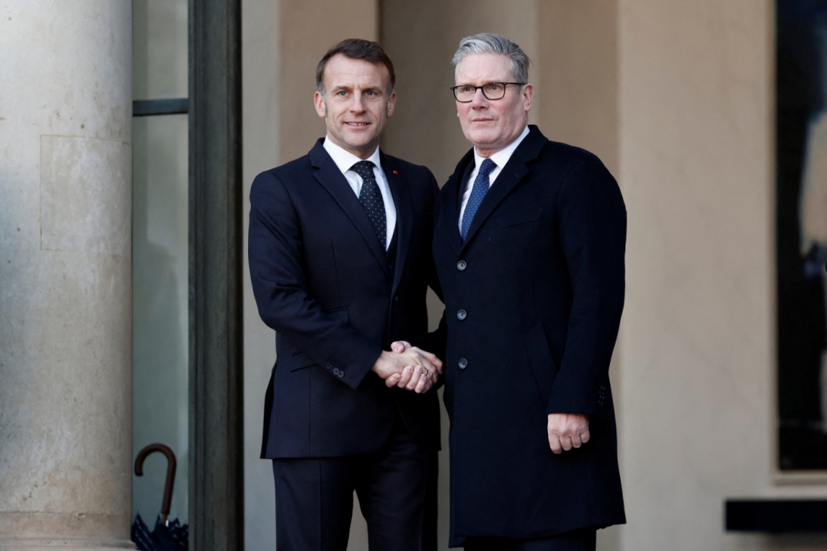 에마뉘엘 마크롱 프랑스 대통령과 키어 스타머 영국 총리가 6일(현지시간) 파리 엘리제궁에서 열릴 '의지의 연합' 정상회의에 앞서 악수를 나누며 기념 촬영을 하고 있다. 2026.1.6  /로이터=뉴스1