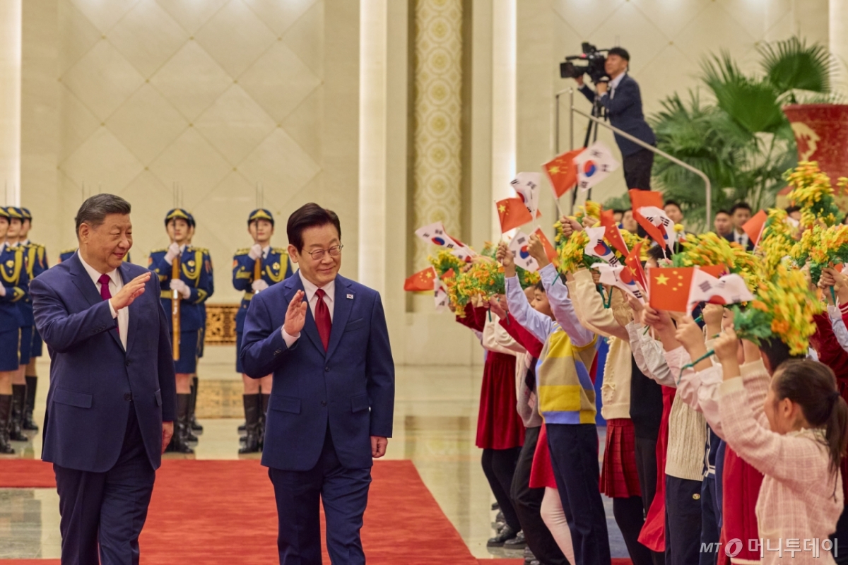 (베이징(중국)=뉴스1) 허경 기자 = 이재명 대통령과 시진핑 중국 국가주석이 5일 베이징 인민대회당에서 열린 이 대통령 공식환영식에서 어린이들을 향해 인사하고 있다. (공동취재) 2026.1.5/뉴스1  Copyright © 뉴스1. All rights reserved. 무단 전재 및 재배포,  AI학습 이용 금지. /사진=(베이징(중국)=뉴스1) 허경 기자