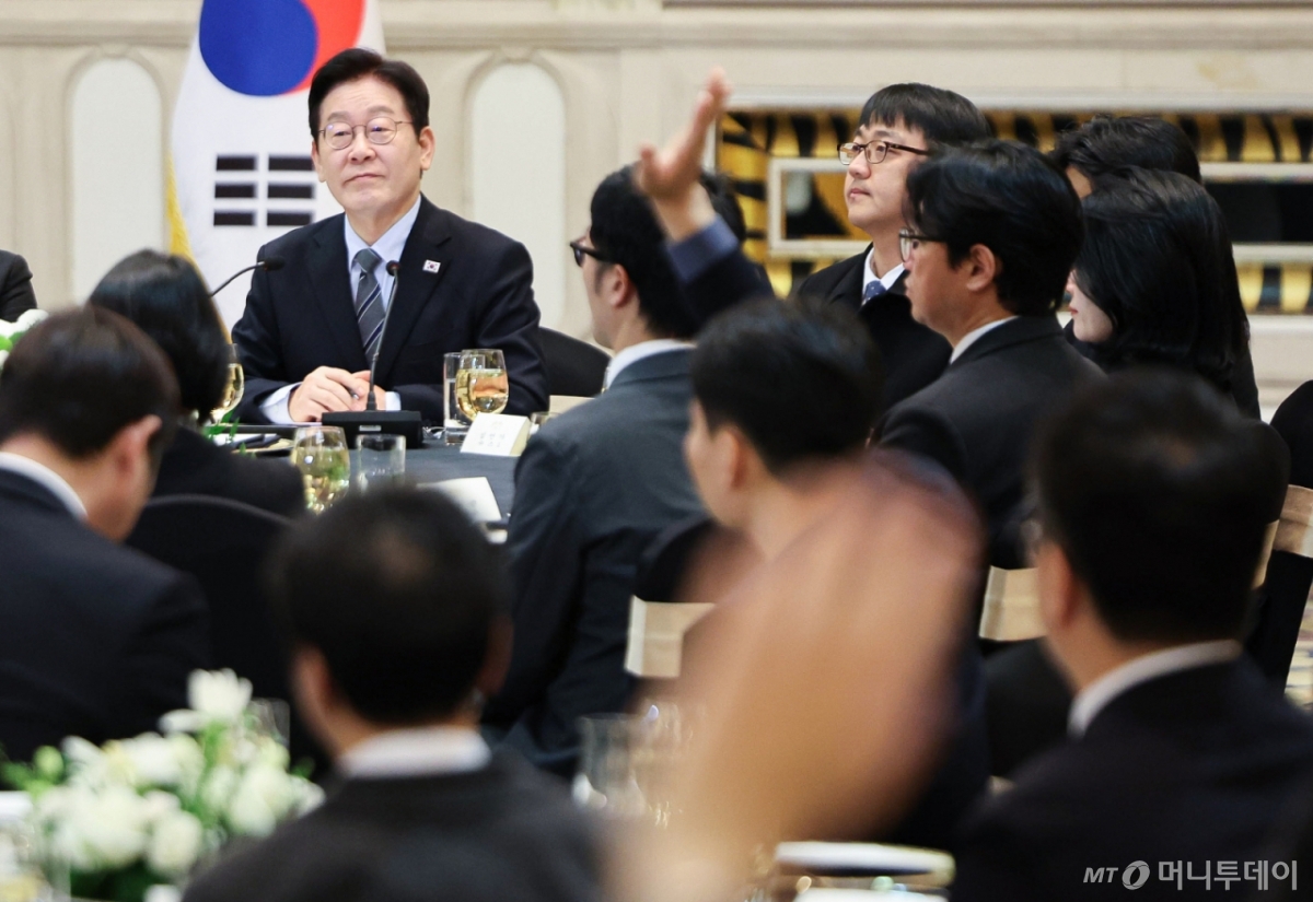 (상하이(중국)=뉴스1) 허경 기자 = 중국을 국빈방문 중인 이재명 대통령이 7일 상하이시에서 열린 순방기자단 오찬간담회에서 취재진 질문을 받고 있다. 2026.1.7/뉴스1  Copyright © 뉴스1. All rights reserved. 무단 전재 및 재배포,  AI학습 이용 금지. /사진=(상하이(중국)=뉴스1) 허경 기자