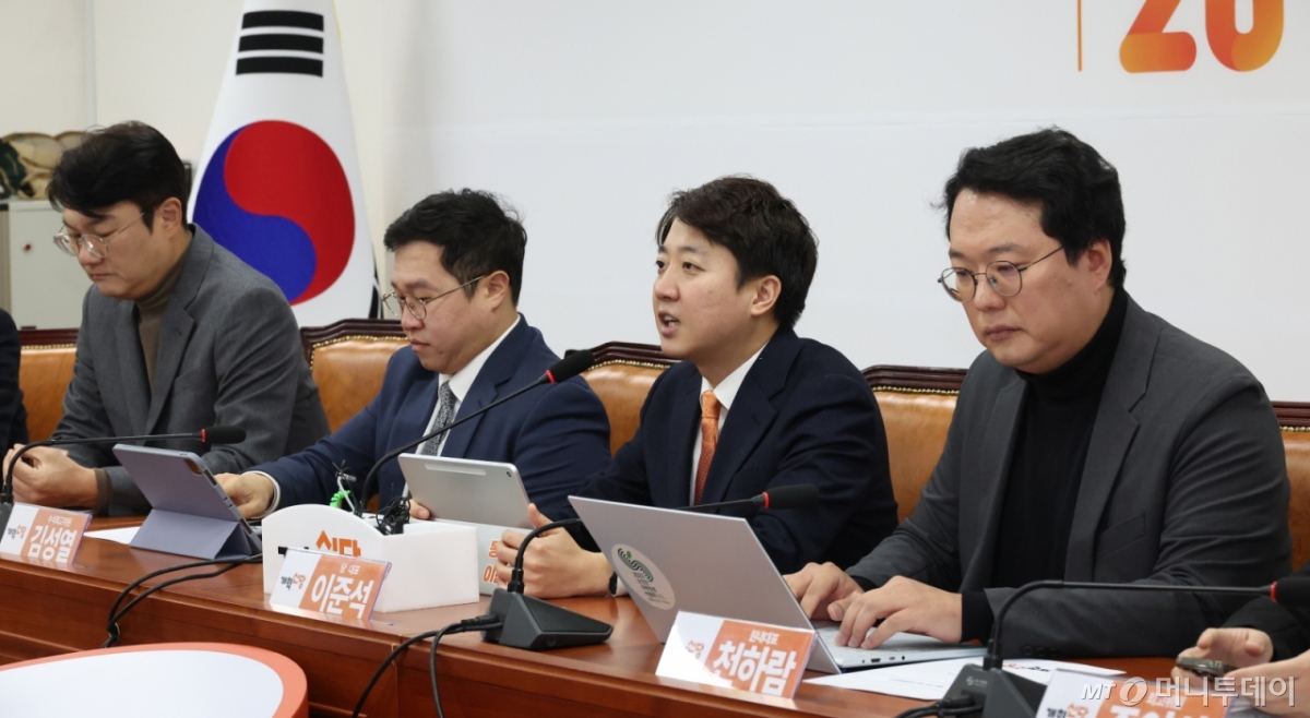 [서울=뉴시스] 김금보 기자 = 이준석 개혁신당 대표가 5일 오전 서울 여의도 국회에서 열린 최고위원회의에서 발언을 하고 있다. 2026.01.05. kgb@newsis.com /사진=김금보