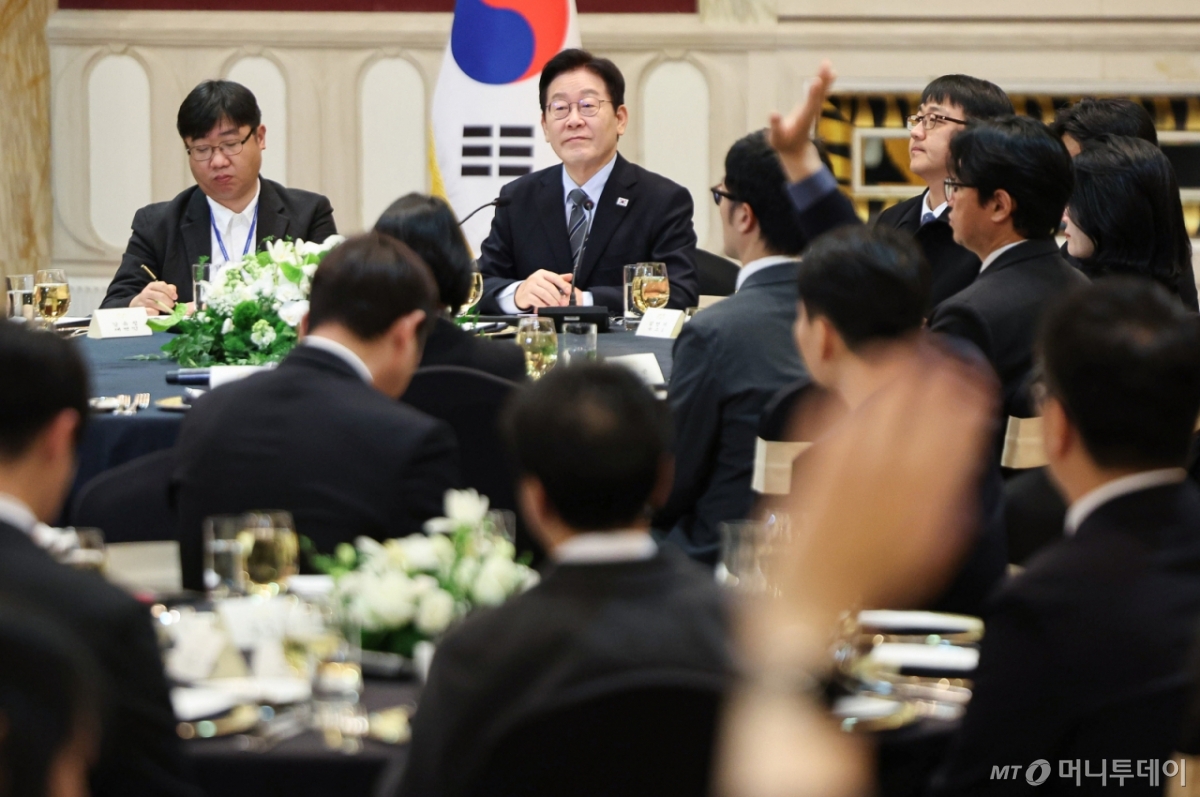 [상하이=뉴시스] 최동준 기자 = 중국을 국빈 방문 중인 이재명 대통령이 7일(현지 시간) 상하이 한 호텔에서 열린 순방 기자단 오찬 간담회에서 기자 질문을 받고 있다. 2026.01.07. photocdj@newsis.com /사진=