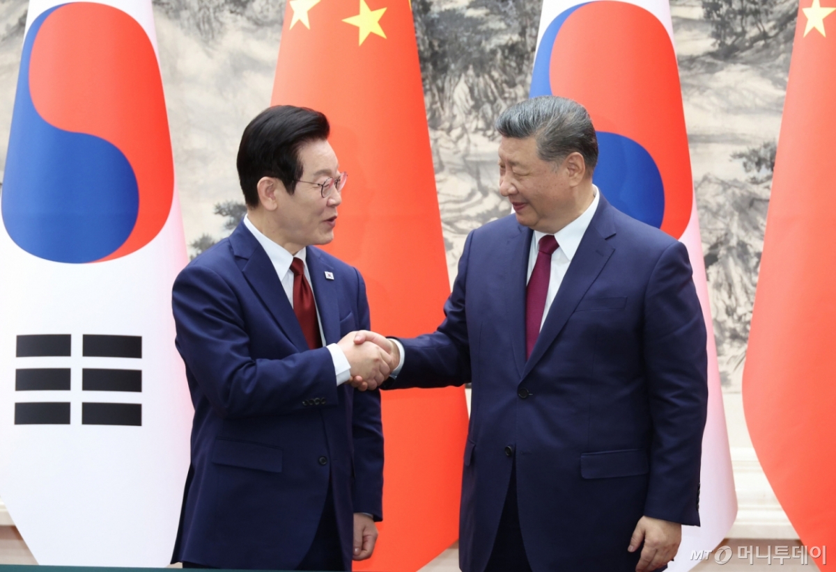 [베이징=뉴시스] 최동준 기자 = 이재명 대통령과 시진핑 중국 국가주석이 5일(현지 시간) 중국 베이징 인민대회당에서 열린 한중 MOU 체결식에서 악수하고 있다. 2026.01.05. photocdj@newsis.com /사진=