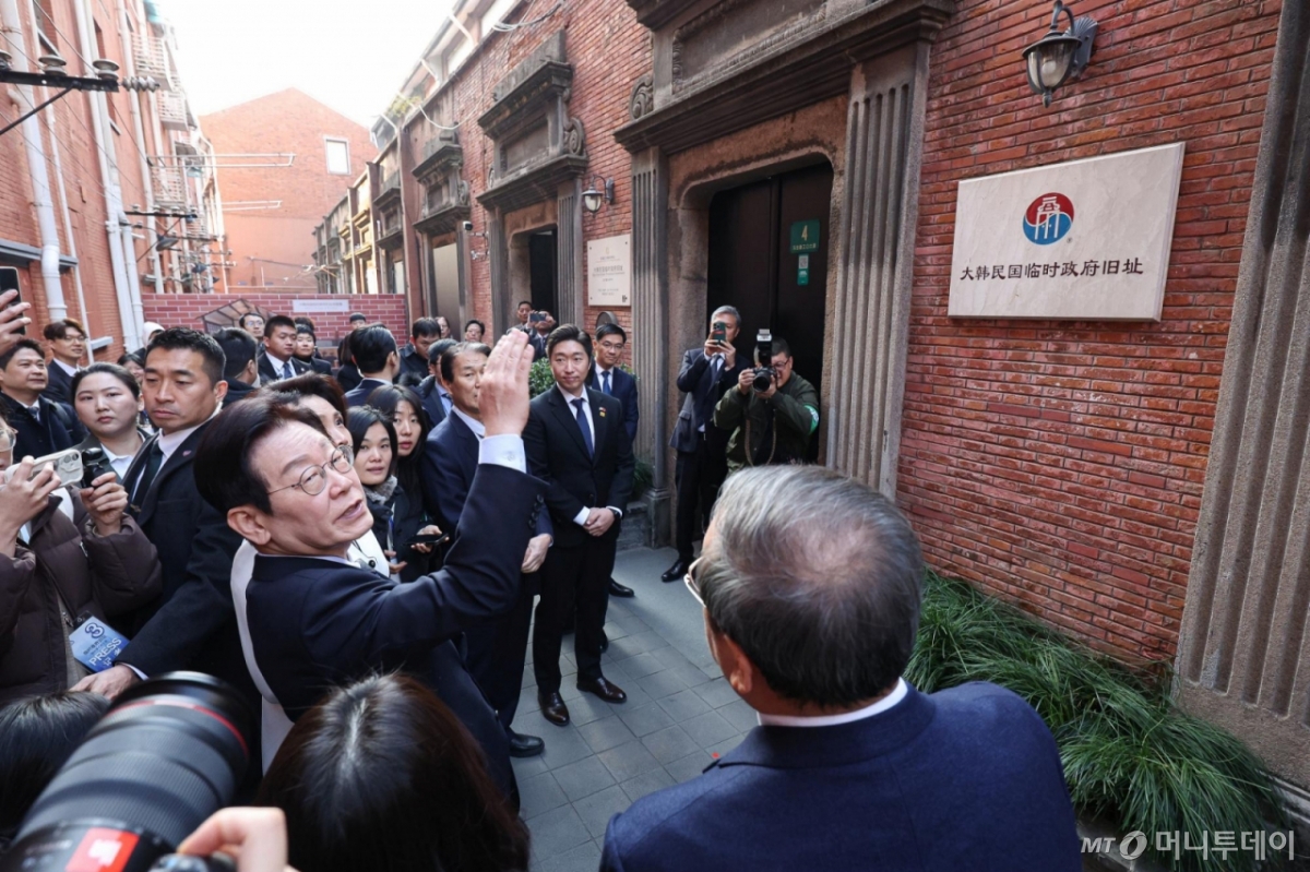 [상하이=뉴시스] 최동준 기자 = 중국을 국빈 방문 중인 이재명 대통령이 7일(현지 시간) 상하이 임시정부청사 기념관에서 열린 대한민국 임시정부 상하이 청사 100주년 기념식에서 건물을 살펴보며 대화를 하고 있다. 2026.01.07. photocdj@newsis.com /사진=