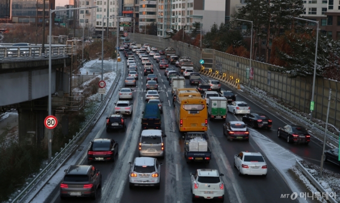 지난달 5일 서울 강변북로에서 차량들이 서행하고 있다./사진= 뉴시스