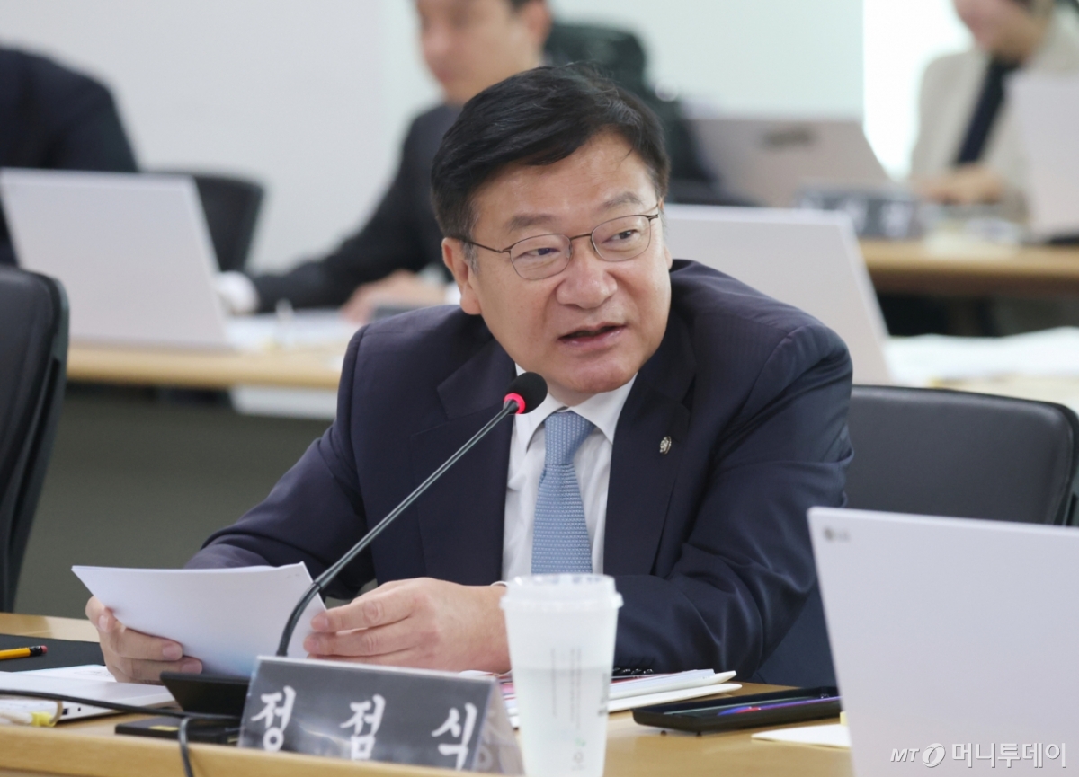 (수원=뉴스1) 김영운 기자 = 정점식 국민의힘 의원이 20일 경기 수원시 영통구 경기도청에서 열린 국회 국토교통위원회의 경기도에 대한 국정감사에서 질의를 하고 있다. 2025.10.20/뉴스1  Copyright © 뉴스1. All rights reserved. 무단 전재 및 재배포,  AI학습 이용 금지. /사진=(수원=뉴스1) 김영운 기자