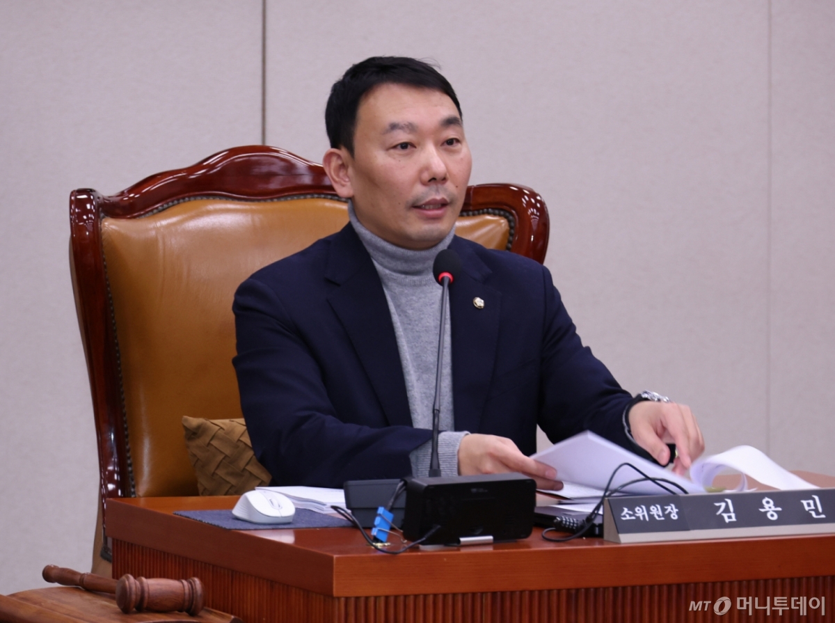[서울=뉴시스] 김금보 기자 = 김용민 국회 법제사법위원회 법안심사제1소위원회 위원장이 16일 서울 여의도 국회에서 열린 소위원회에서 발언을 하고 있다. 2025.12.16. kgb@newsis.com /사진=김금보