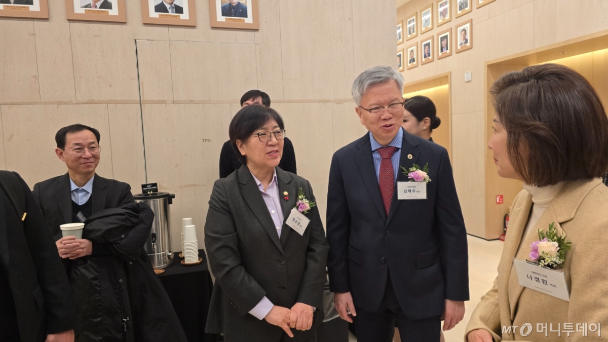 (왼쪽부터)정은경 보건복지부 장관, 김택우 대한의사협회 회장, 나경원 국민의힘 의원이 2026년 의료계 신년하례회 현장에서 인사를 나누고 있다. /사진=홍효진 기자