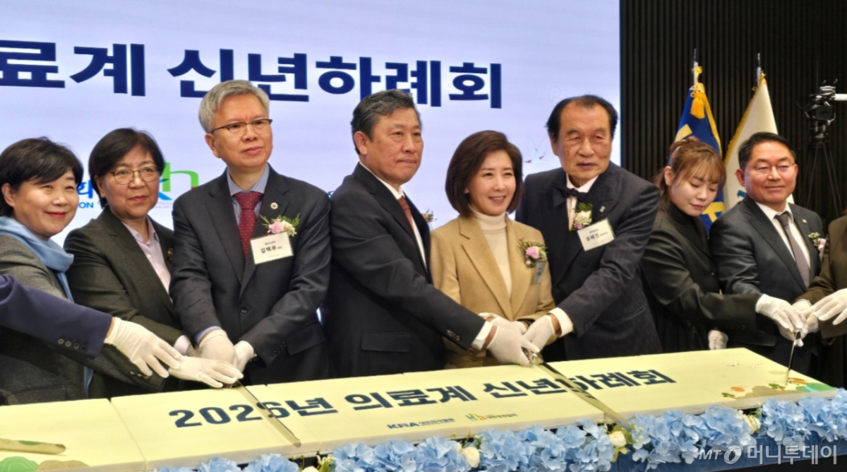 (왼쪽에서 두번째부터)정은경 복지부 장관과 김택우 의협 회장 등이 8일 서울 용산구 '2026년 의료계 신년하례회'에서 함께 떡을 썰고 있다. /사진=홍효진 기자