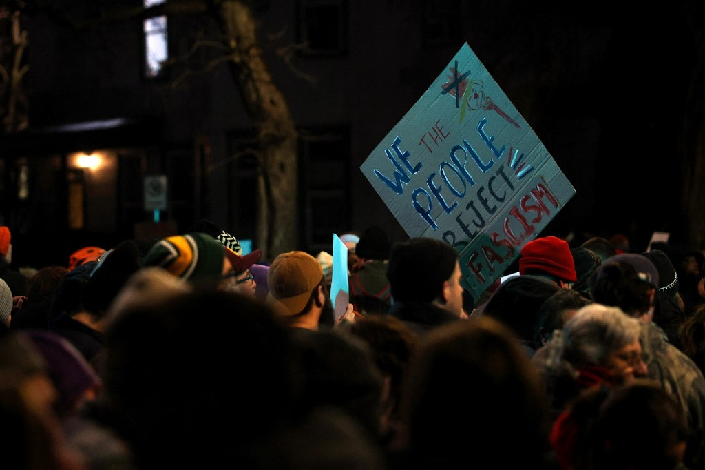 미국 미네소타주 미니애폴리스 시민들이 7일(현지시간) 이민세관단속국(ICE) 요원 총에 맞아 사망한 30대 여성 르네 니콜 굿을 추모하고, 정부의 이민 단속에 반대하는 촛불 집회를 벌이고 있다.  /AFPBBNews=뉴스1