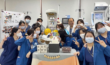 지난해 12월 극소저체중아로 태어난 이안 군(사진 가운데)의 생후 100일 잔치에 참석한 일산차병원 의료진과 부모의 모습./사진=일산차병원