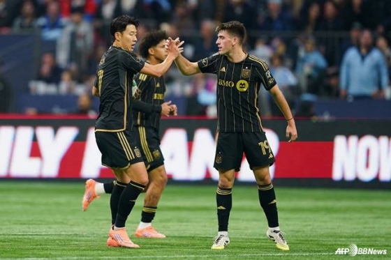 손흥민(왼쪽)이 지난 11월 캐나다 밴쿠버 BC 플레이스에서 열린 미국 메이저리그 사커(MLS)컵 플레이오프(PO) 콘퍼런스 준결승(8강) 경기에서 만회골을 넣고 달려가고 있다. /AFPBBNews=뉴스1