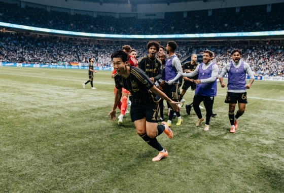 손흥민이 지난 11월 캐나다 밴쿠버 BC 플레이스에서 열린 미국 메이저리그 사커(MLS)컵 플레이오프(PO) 콘퍼런스 준결승(8강)에서 프리킥 동점골을 넣고 달려가고 있다. /사진=로스앤젤레스FC 공식 사회관계망서비스(SNS)